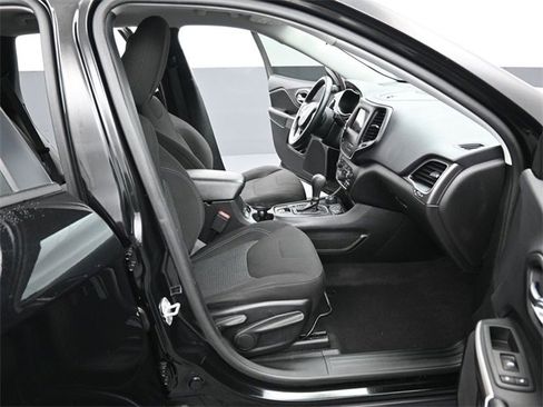 Used 2019 Jeep Cherokee Latitude w/ Cold Weather Group image 31