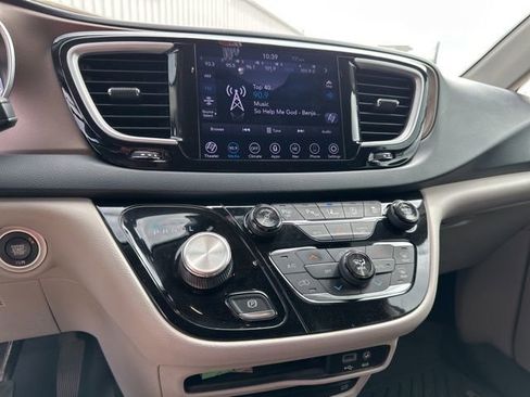 Used 2019 Chrysler Pacifica Touring Plus FWD image 9