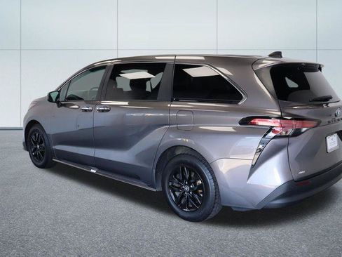 Used 2022 Toyota Sienna XLE AWD/4WD image 3