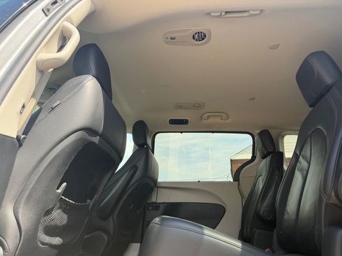 Used 2017 Chrysler Pacifica Touring-L image 59