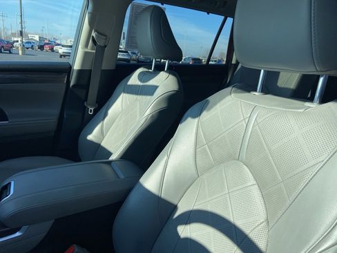 Used 2022 Toyota Highlander Platinum image 13