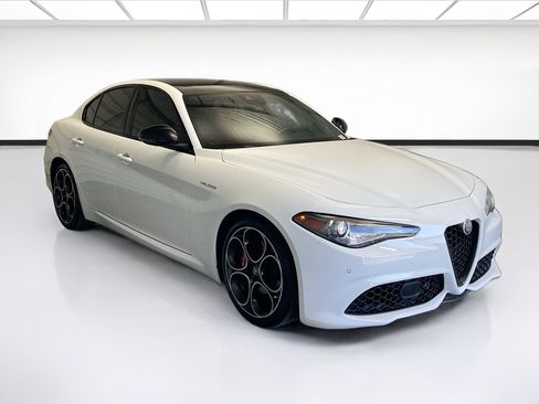Used 2023 Alfa Romeo Giulia Veloce RWD image 3