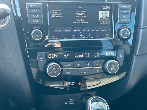 Used 2018 Nissan Rogue SV w/ Premium Package image 28