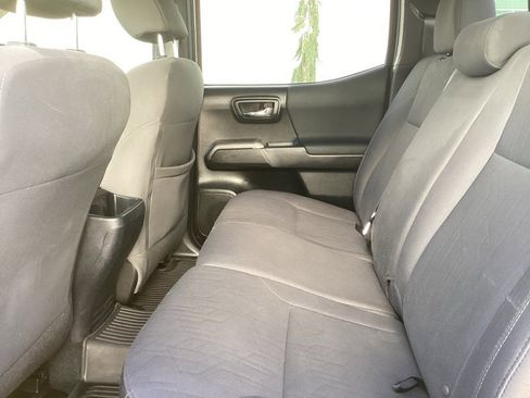 Used 2018 Toyota Tacoma TRD Sport w/ Technology Package image 5