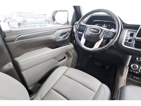 Used 2024 GMC Yukon SLT w/ SLT Premium Package image 10