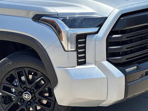 Used 2025 Toyota Tundra Limited AWD/4WD image 9