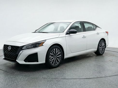 Used 2025 Nissan Altima 2.5 SV FWD image 3