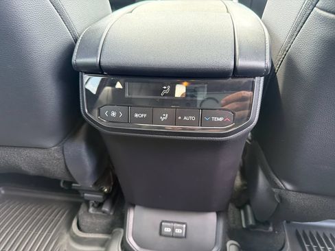 Used 2025 Toyota Highlander XLE FWD image 37