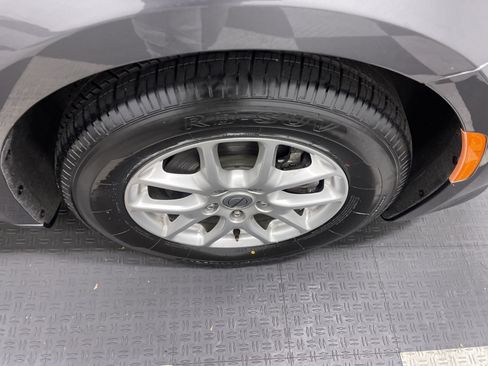 Used 2023 Chrysler Pacifica Touring-L image 25