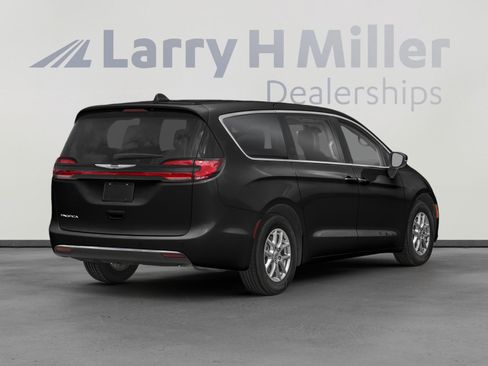 Used 2024 Chrysler Pacifica Touring-L FWD image 2