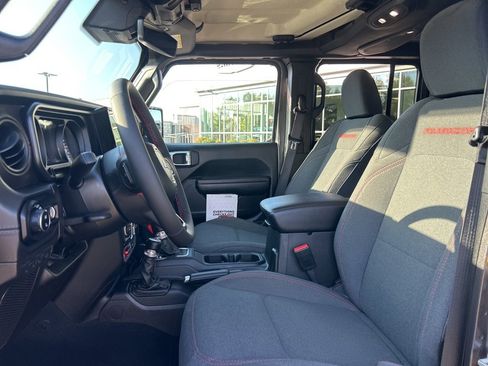 Certified 2024 Jeep Gladiator Rubicon w/ Technology Group image 11