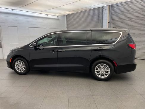 New 2026 Chrysler Pacifica Select image 5