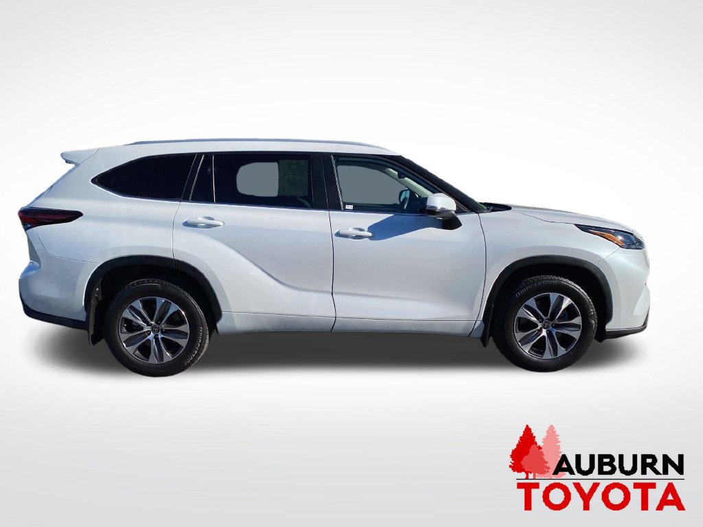 Used 2024 Toyota Highlander XLE AWD/4WD image 4