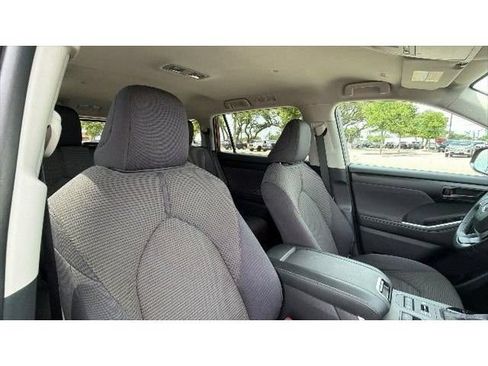 Certified 2025 Toyota Highlander LE AWD/4WD image 40