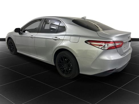 Used 2020 Toyota Camry LE image 3