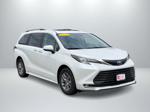 Used 2024 Toyota Sienna XLE AWD/4WD image 7