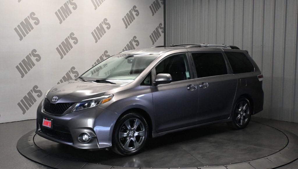 Used 2017 Toyota Sienna SE FWD image 1