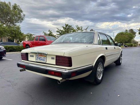 Used 1988 Jaguar XJ6 image 11