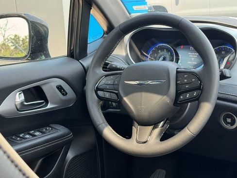 Used 2025 Chrysler Pacifica Limited FWD image 13