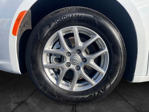 Used 2025 Chrysler Pacifica Select image 14