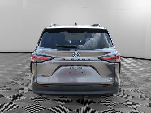 Used 2021 Toyota Sienna XLE image 5