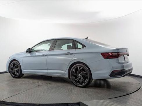 Used 2025 Volkswagen Jetta SE w/ Sunroof Package FWD image 4