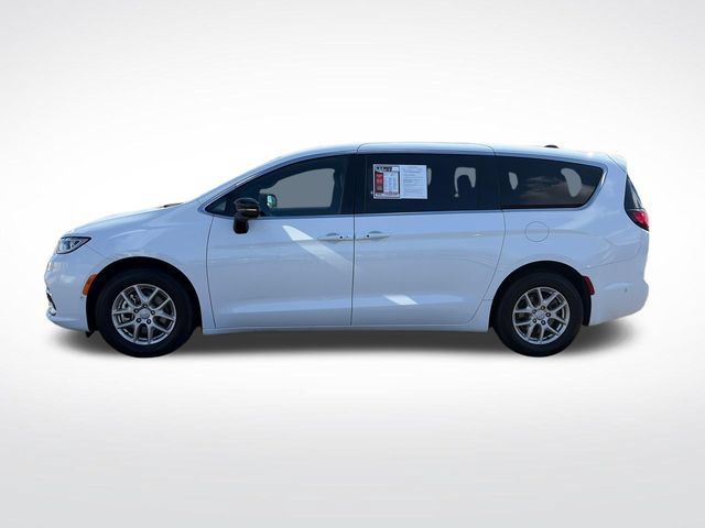 Used 2025 Chrysler Pacifica Select FWD image 3