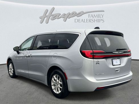 Used 2023 Chrysler Pacifica Touring-L FWD image 5