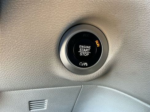 Used 2023 Chrysler Pacifica Touring-L FWD image 30