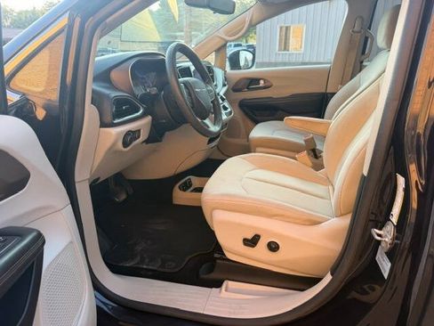 Used 2017 Chrysler Pacifica Touring w/ Tire & Wheel Group FWD image 9