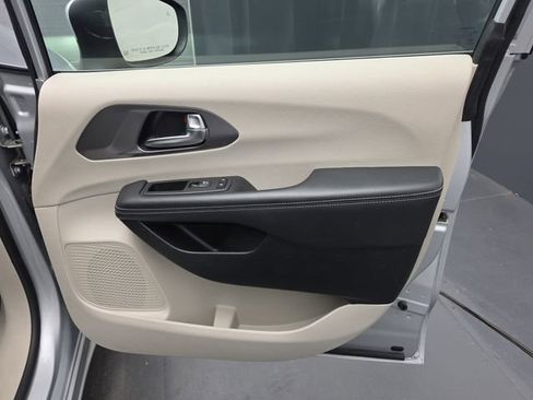 Used 2023 Chrysler Pacifica Touring-L image 44