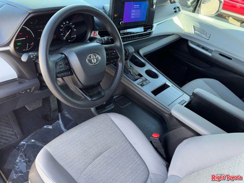 Certified 2025 Toyota Sienna LE image 20