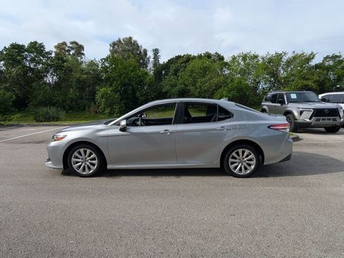 Used 2020 Toyota Camry LE FWD image 5