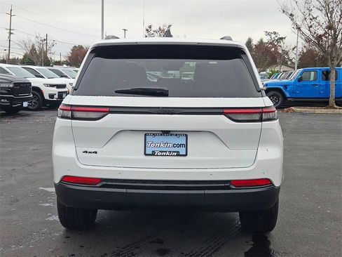 New 2025 Jeep Grand Cherokee Altitude image 5