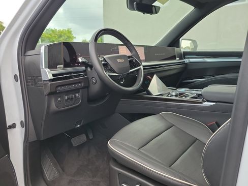 Certified 2026 Cadillac Escalade ESV Luxury w/ Touring Package AWD/4WD image 30