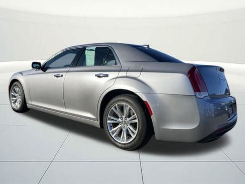 Used 2017 Chrysler 300 C image 5