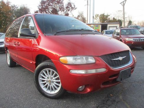 Used 2000 Chrysler Town & Country LX image 2