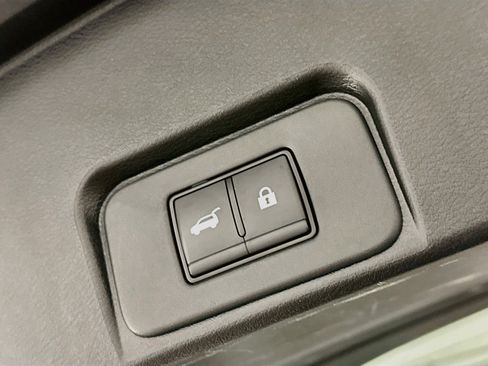 Used 2025 Nissan Rogue SV AWD/4WD image 30