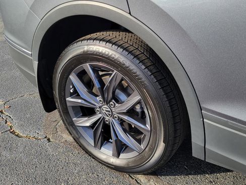 Used 2022 Volkswagen Tiguan SE image 16