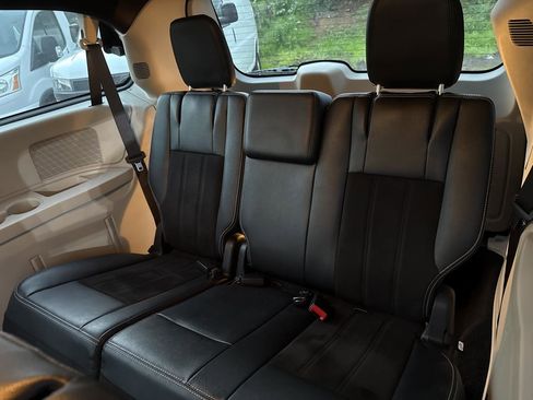 Used 2019 Dodge Grand Caravan SXT image 11