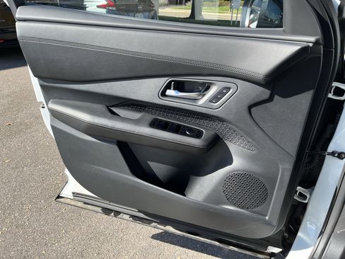 Used 2023 Nissan Ariya AWD image 12