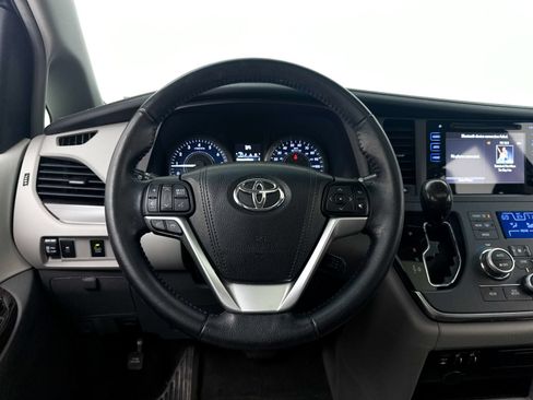Used 2015 Toyota Sienna XLE FWD image 6