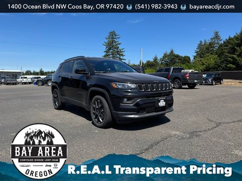 Used 2025 Jeep Compass Latitude w/ Convenience Group AWD/4WD image 3