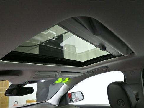 Used 2022 GMC Acadia SLT w/ Technology Package image 14