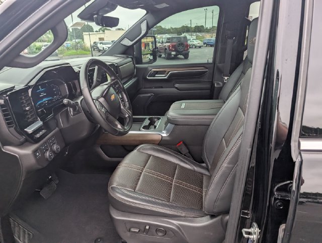 Used 2025 Chevrolet Silverado 3500 High Country w/ High Country Premium Package AWD/4WD image 15