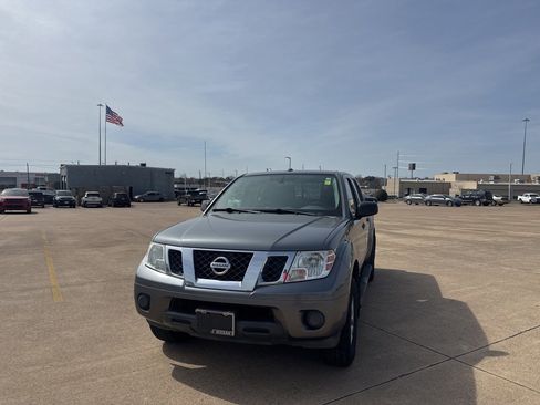 Used 2017 Nissan Frontier SV image 5