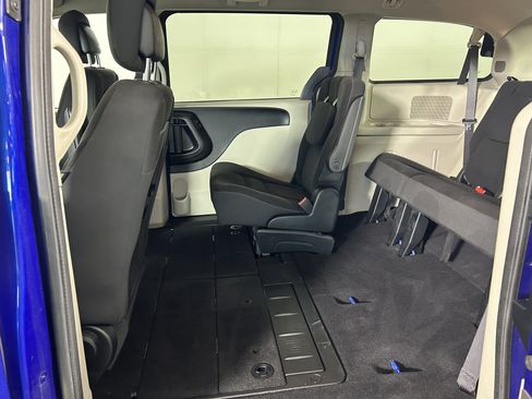 Used 2018 Dodge Grand Caravan SE w/ UConnect Hands-Free Group FWD image 22