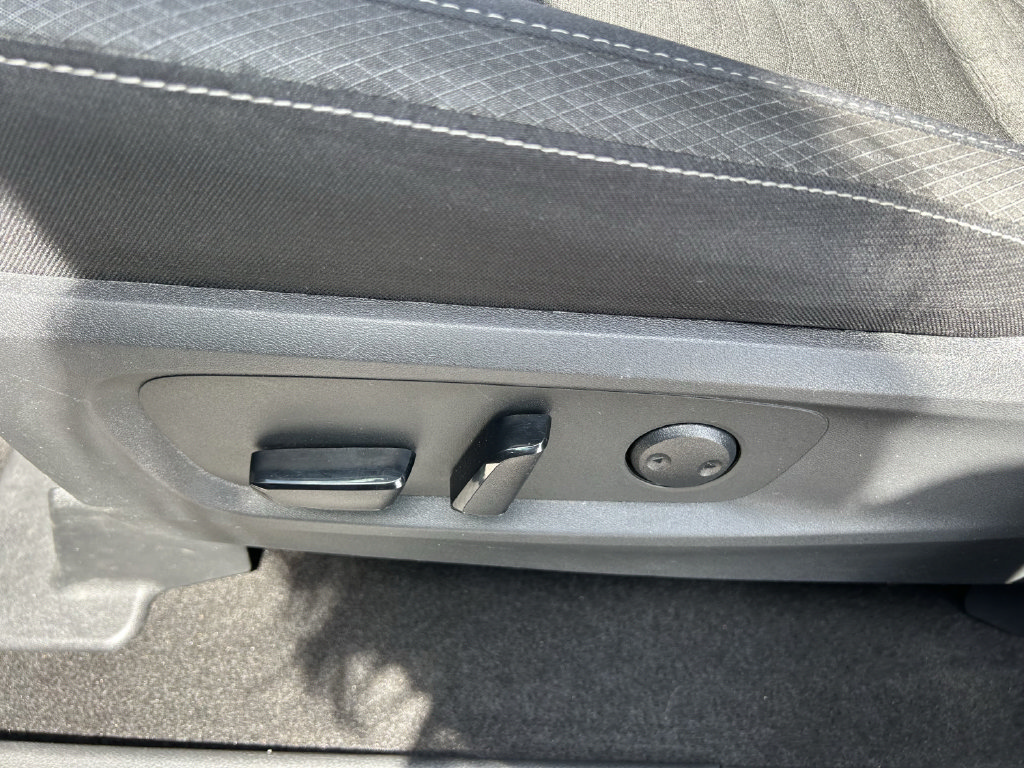 Used 2025 Nissan Pathfinder SV FWD image 25