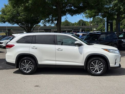 Used 2019 Toyota Highlander XLE AWD/4WD image 11
