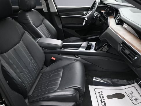 Used 2019 Audi e-tron Prestige w/ Prestige Package image 37